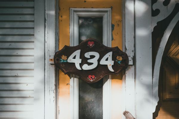 Les avantages d'opter pour des chiffres de maison vintage