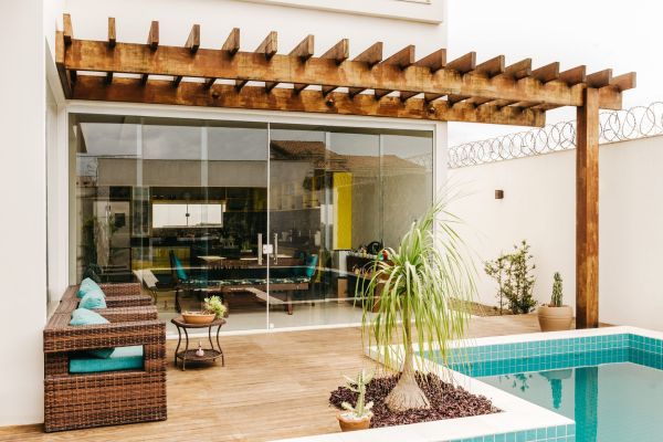 Trouvez l'ombrière parfaite pour votre pergola cet été