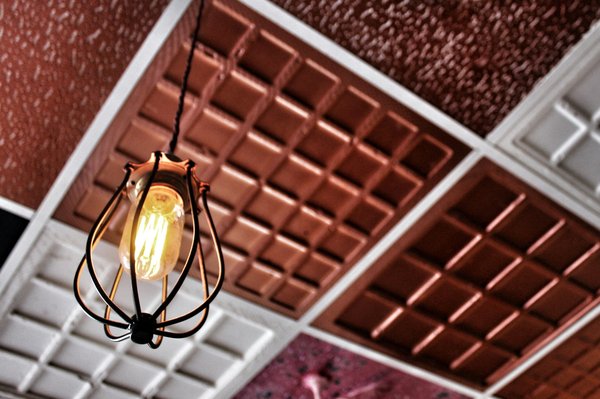 Plafonnier industriel : le luminaire parfait pour sublimer votre intérieur !